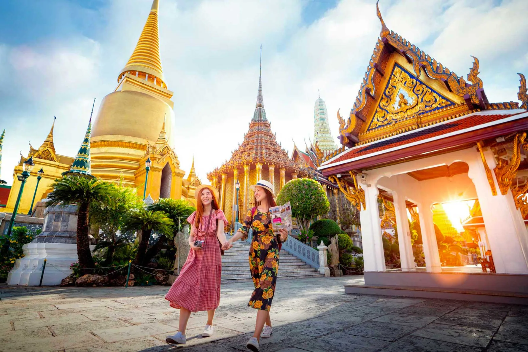 Voyageuses devant un temple