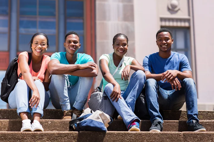 Étudiants sur le campus